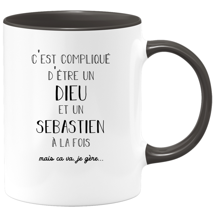 quotedazur - Mug Compliqué D'Être Un Dieu Et Un Sebastien Mais Ça Va Je Gère - Cadeau Humour Prénom - Idée Cadeau Famille Saint Valentin - Tasse Prénom Sebastien