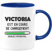 quotedazur - Mug Victoria Est En Cours De Chargement Veuillez Patienter - Cadeau Victoria Prénom Femme Personnalisé - Cadeau Annniversaire Noël Adolescent Collègue
