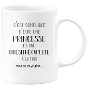 quotedazur - Mug Princesse Et Kinesitherapeute A La Fois Mais Je Gère - Tasse Cadeau Femme Travail Fête Des Mères Anniversaire - Cadeau Départ ou Noël Pour Une Kinesitherapeute