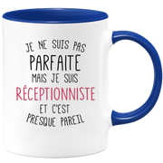 quotedazur - Mug Je Ne Suis Pas Parfaite Mais Je Suis Receptionniste Et C'Est Presque Pareil - Cadeau Humour Métier Travail  - Idée Cadeau Receptionniste Pot De Départ Cheffe  - Tasse Cadeau Noël