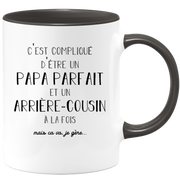 quotedazur - Mug C'est Compliqué D'Être Un Papa Parfait Et Un Arrière Cousin Mais Ça Va Je Gère - Idée Cadeau Humoristique Famille, Anniversaire, Noël