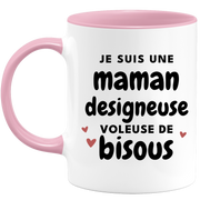 quotedazur - Mug Je Suis Une Maman Designeuse Voleuse De Bisous - Cadeau Fête Des Mères Original - Idée Cadeau Pour Anniversaire Maman - Cadeau Pour Future Maman Naissance