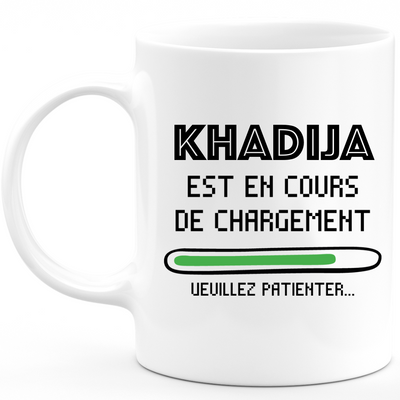 Mug Khadija Est En Cours De Chargement Veuillez Patienter - Cadeau Khadija Prénom Femme Personnalisé - Cadeau Annniversaire Noël Adolescent Collègue