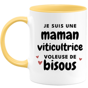 quotedazur - Mug Je Suis Une Maman Viticultrice Voleuse De Bisous - Cadeau Fête Des Mères Original - Idée Cadeau Pour Anniversaire Maman - Cadeau Pour Future Maman Naissance