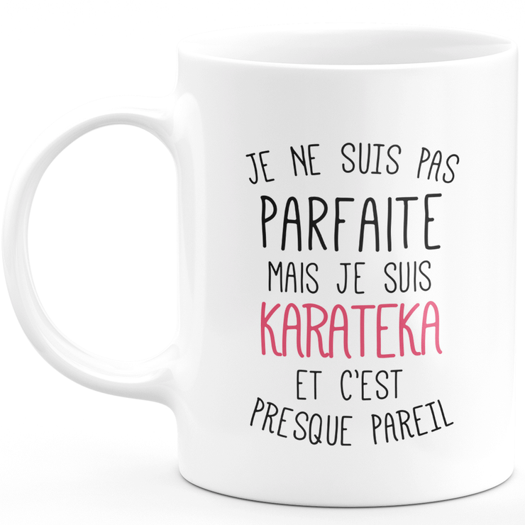 Mug pour KARATEKA - je ne suis pas parfaite mais je suis KARATEKA - cadeau humour idéal anniversaire